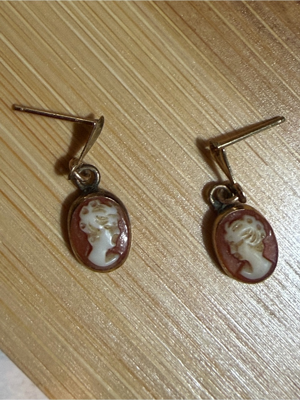 Vintage 14k gold Cameo Drop Earrings in Brown and Cream